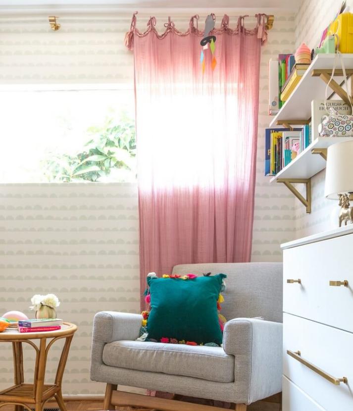 Богемная детская комната с несколькими штрихами ярких цветов