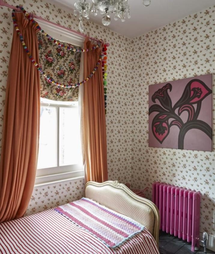 Добавьте нотку свежести в спальню с радиатором, окрашенным в ярко-розовый цвет.