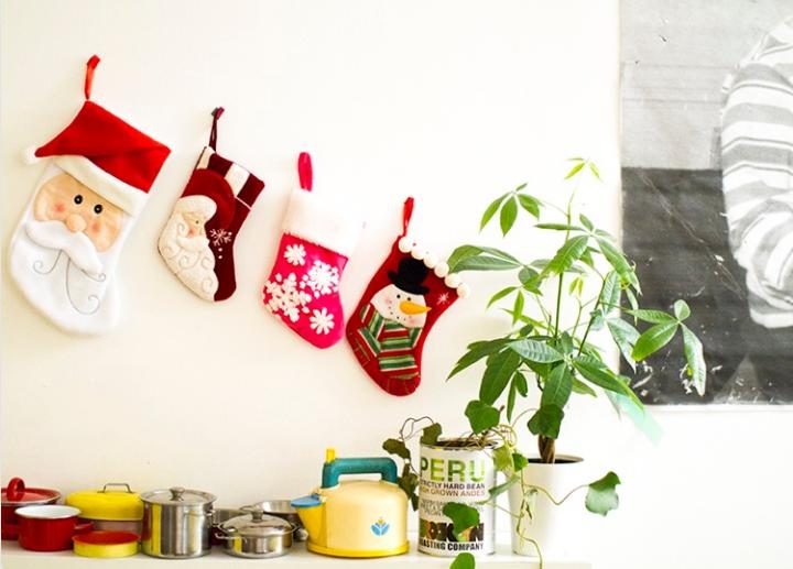 Куда вешать новогодние носки в маленькой квартире?