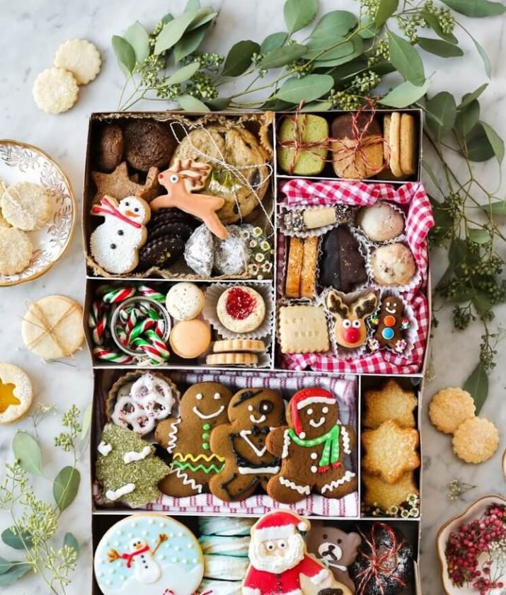 Разнообразный и очень декоративный выбор рождественского печенья